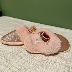 BEBE toddler size 5/6 pink sparkly furry slippers with elastic band.